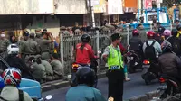 Tampak petugas Kepolisian mengatur lalu lintas agar terurai  dan lancar, Jakarta, Rabu (27/8/2014) (Liputan6.com/Faizal Fanani)