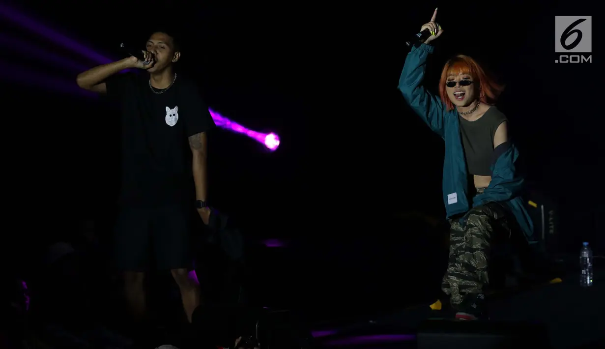 Penyanyi musik hip hop, Ramengvrl saat tampil pada panggung utama gelaran ON/OFF Festival hari pertama di Istora Gelora Bung Karno, Jakarta, Sabtu (7/9/2019). Ramengvrl tampil enerjik dan membius penggemarnya dengan membawa sejumlah lagu andalan. (Liputan6.com/Helmi Fithriansyah)