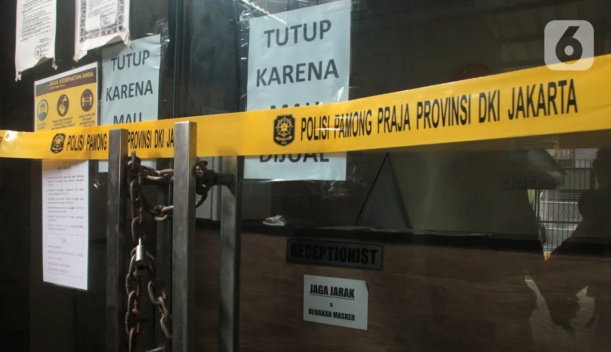 Hotel Wisma Prima disegel oleh petugas Sudin Parekraf Jakarta Barat bersama Satpol PP di Mangga Besar, Taman Sari, Jakarta Barat, Senin (31/5/2021). Penutupan dilakukan menyusul pengungkapan kasus prostitusi online anak di bawah umur di hotel tersebut. (Liputan6.com/Herman Zakharia)
