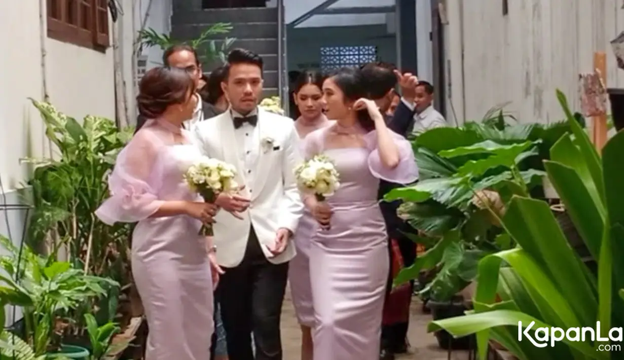 Mila dan Yakup atau akan melepas masa lajangnya dengan menggelar prosesi pemberkatan pernikahan, di Gereja HKBP Rawamangun, Jakarta Timur siang. [Foto: Muhammad Akrom Sukarya/© KapanLagi.com]