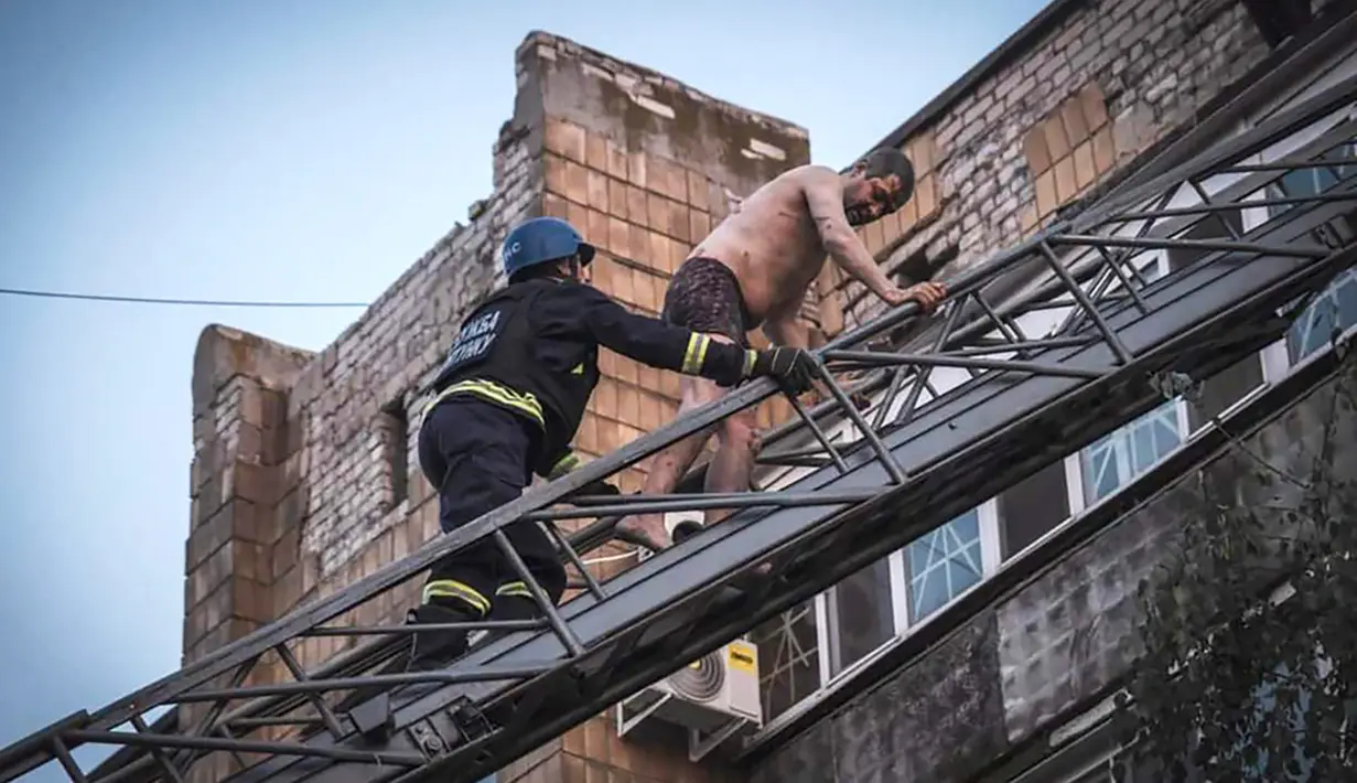 Kremlin mengatakan pasukannya hanya menargetkan aset militer dan mengklaim kerusakan lain disebabkan oleh serpihan sistem pertahanan udara Ukraina. (Ukrainian Emergency Service via AP Photo)