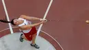 Atlet wanita lempar martil Polandia, Malwina Kopron beraksi di babak kualifikasi selama 15 IAAF World Championships di Stadion Nasional di Beijing, Cina, (26/8/2015). (REUTERS/Fabrizio Bensch)