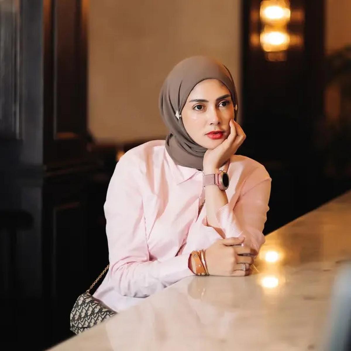 7 Potret Artis Berhijab Keturunan Pakistan, Punya Aura Perempuan Arab