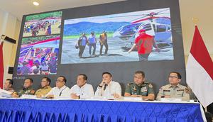 Seskab Teddy Indra Wijaya mengungkapkan Presiden Prabowo Subianto mengirimkan helikopter pribadi miliknya untuk Gubernur Aceh Muzakir Manaf saat bencana banjir dan longsor terjadi. (Liputan6.com/Lizsa Egeham)