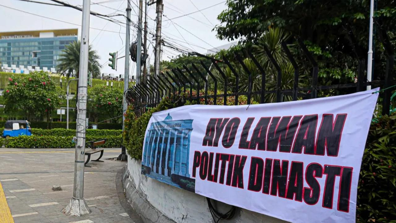Sejumlah spanduk bertuliskan "Ayo Lawan Politik Dinasti" tertebaran di Jakarta pada hari Minggu (15/10/2023) menjelang Mahkamah Konstitusi membacakan putusan gugatan batas usia Capres-Cawapres.