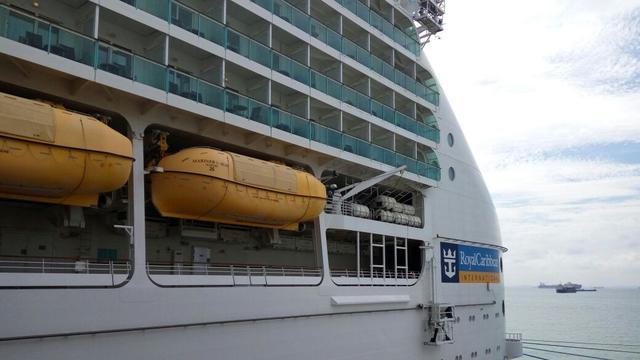 Kapal pesiar Mariner of the Seas milik Royal Caribbean merapat di Pelabuhan Marina Bay Cruise Centre Singapore (MBCCS), Senin 2 Oktober 2017