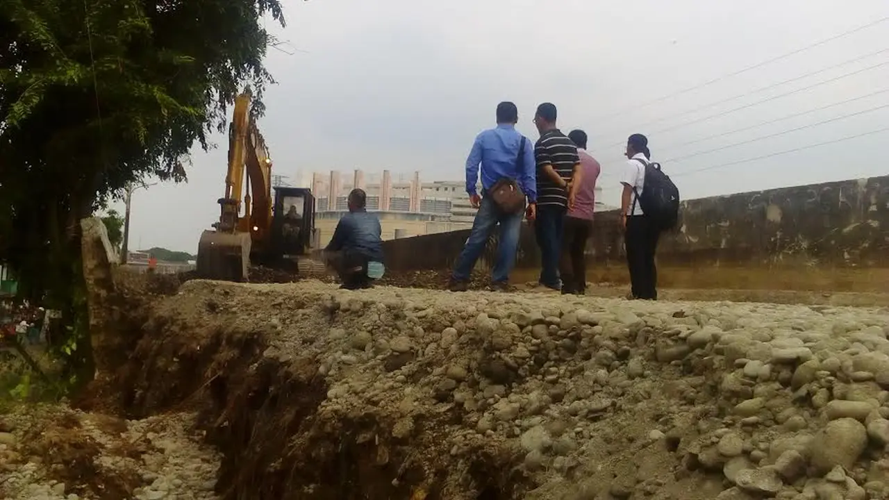 Tembok pembatas tanggul Kanal Banjir Barat runtuh 