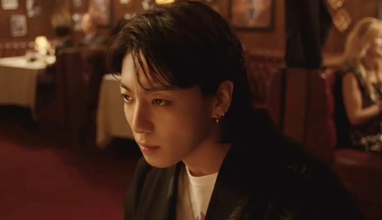 Jungkook BTS menggelengkan kepala seolah membantah perkataan wanita yang ada di hadapannya tersebut. (Foto: YouTube/ HYBE LABELS)