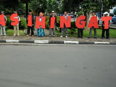 Sejumlah keluarga korban kekerasan melakukan aksi #masihingat di kawasan Taman Gunung Agung Jakarta, Rabu (29/6). Aksi ini mengajak masyarakat mengingat masih banyak kasus pelanggaran HAM yang belum dituntaskan. (Liputan6.com/Helmi Fithriansyah)