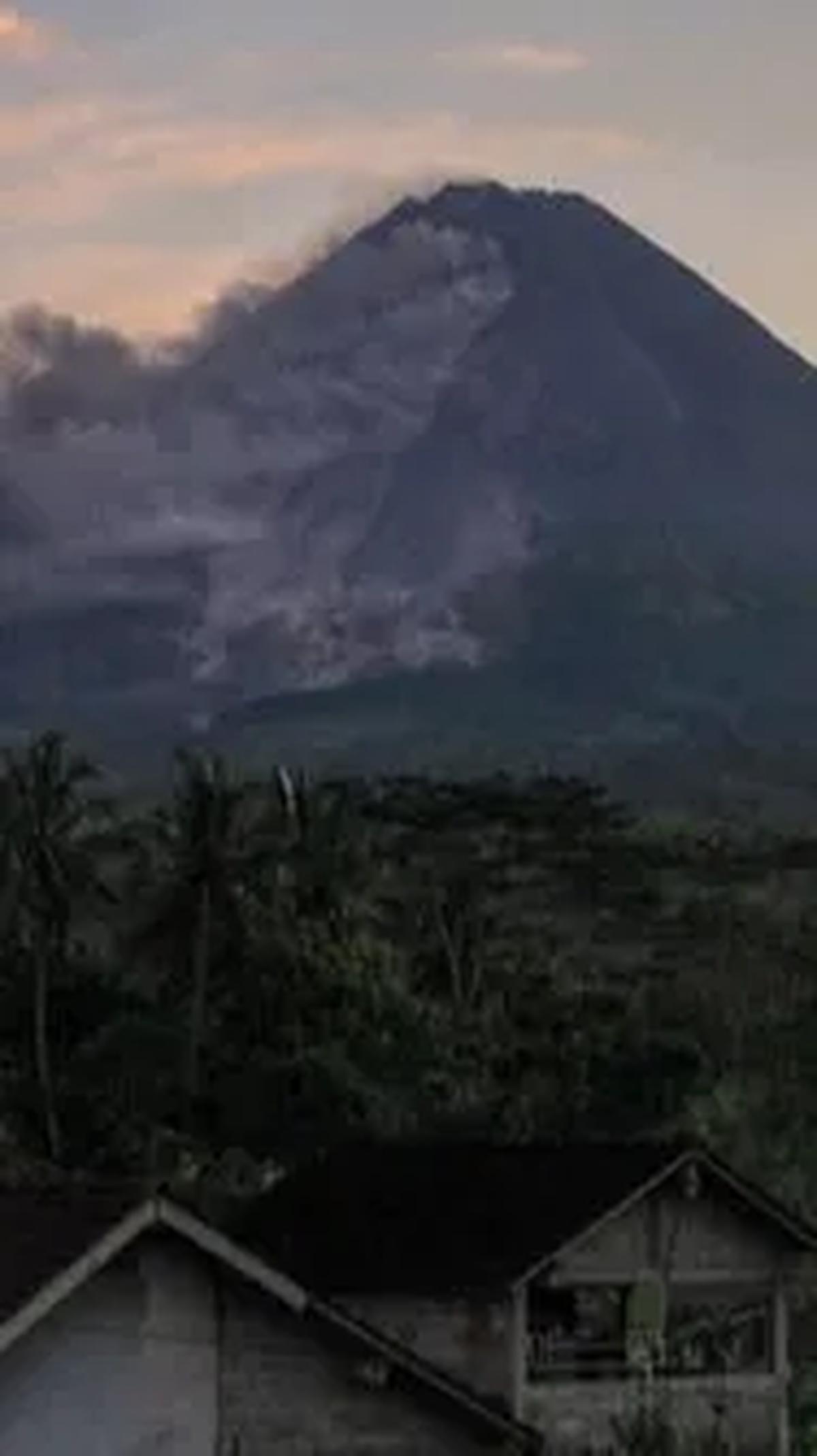 Agus menambahkan hingga saat ini Gunung Merapi masih berstatus Siaga atau Level 3.