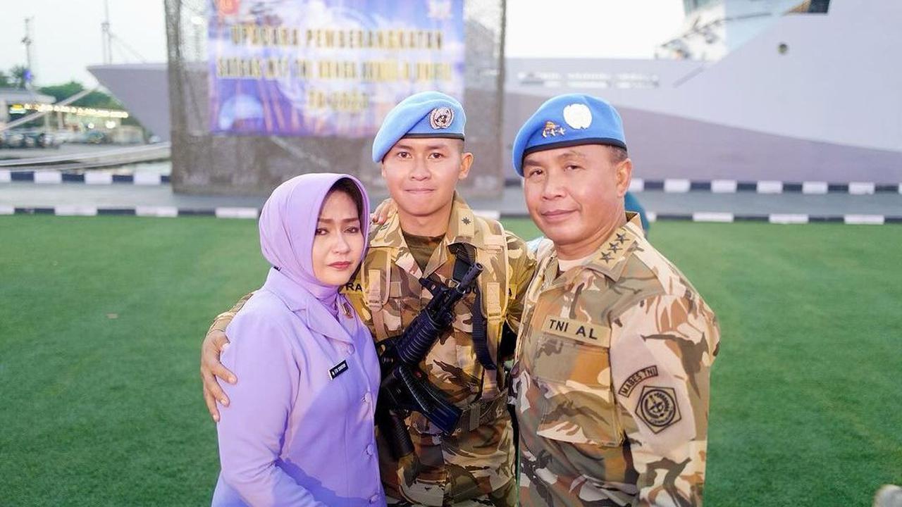 Ayah dan anak itu sama-sama berkarir sebagai prajurit TNI AL.