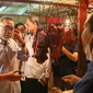 Menteri Perdagangan Zulkifli Hasan berbincang dengan pedagang daging saat meninjau harga bahan pokok di Pasar Cibubur, Jakarta, Kamis (16/6/2022). Kunjungan tersebut dilakukan untuk melihat dan memantau langsung harga bahan pokok guna memastikan harga stabil menjelang Hari Raya Idul Adha 1443 Hijriah. (Liputan6.com/Herman Zakharia)