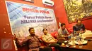 Presiden KSPI Said Iqbal (kiri) dalam diskusi publik  “Partai Politik Buruh, Melawan Arus Deparpolisasi” di Jakarta, Kamis (28/4). Diskusi membahas wacana berdirinya partai politik sebagai alat politik perjuangan buruh. (Liputan6.com/Immanuel Antonius)