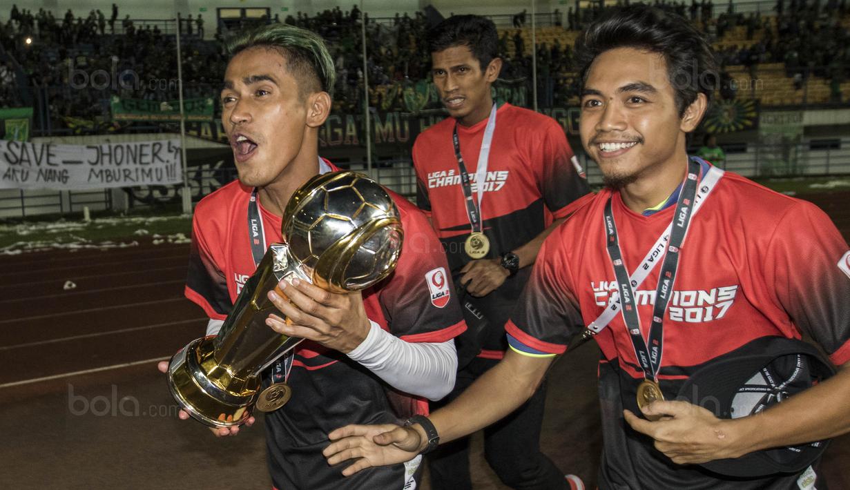 Gelandang Persebaya, Sidik Saimima, bersama rekan-rekannya merayakan gelar juara usai mengalahkan PSMS pada laga final Liga 2 di Stadion GBLA, Bandung, Selasa (28/11/2017). PSMS kalah 2-3 dari Persebaya. (Bola.com/Vitalis Yogi Trisna)