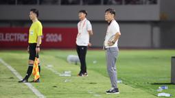 Pelatih Timnas Indonesia, Shin Tae-yong memberikan arahan kepada pemainnya&nbsp;saat laga lanjutan Grup B Piala AFF 2024 melawan Laos di Stadion Manahan, Solo, Jawa Tengah, Kamis (12/12/2024). (Bola.com/Abdul Aziz)