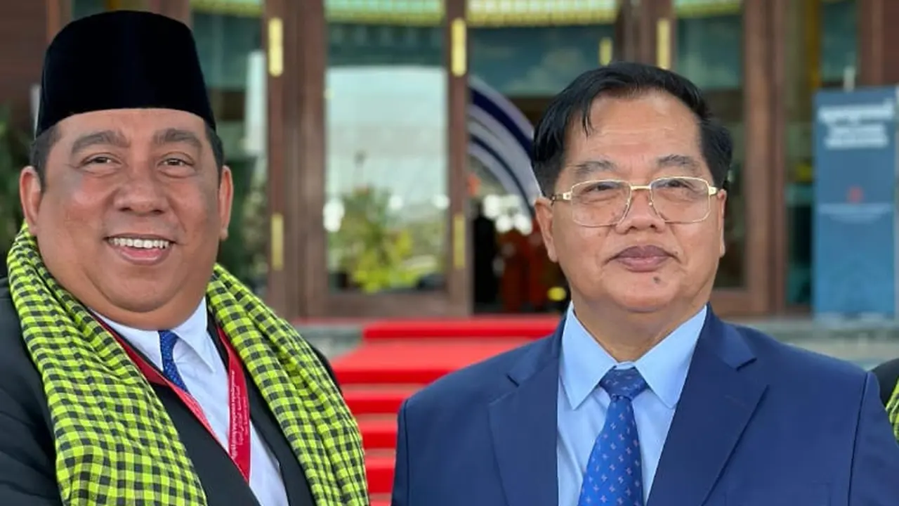 Presiden Pemuda Masjid Dunia (2025–2030) Datuk Said Aldi Al Idrus (kiri) bersilatirahmi dengan Menteri Kanan Penjaga Misi Khas Kerajaan Kamboja, Dr. Othman Hassan, di Phnom Penh, Jumat (25/7/2025) (Istimewa)
