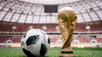 Kiper timnas Spanyol, David De Gea dan Pepe Reina mengeluhkan kualitas dari Adidas Telstar 18 yang akan digunakan di Piala Dunia Rusia 2018. (AFP/Arsen Galstyan)
