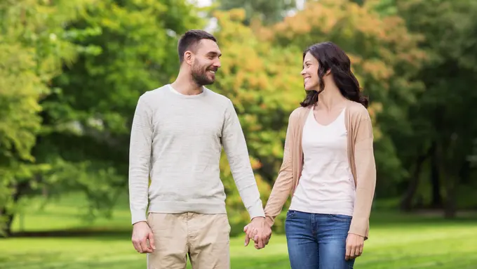 pasangan cinta gandengan tangan