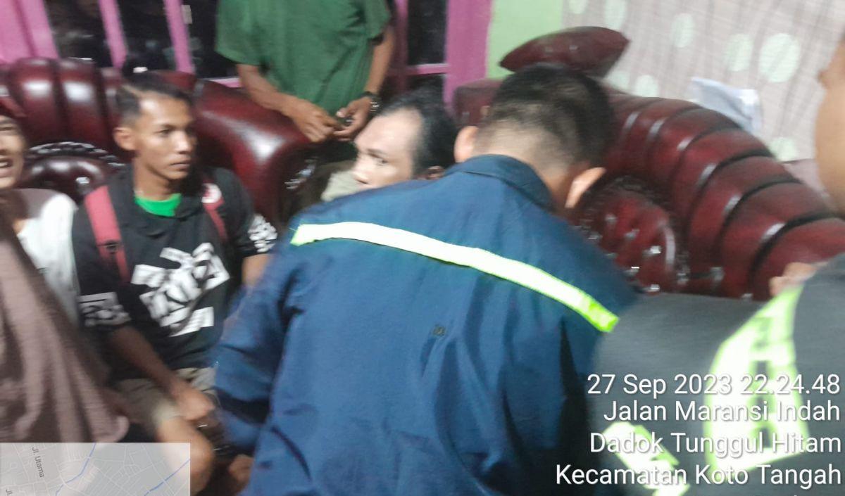 Kesialan L tidak sampai di situ. Dia dan H ditangkap warga sekitar. Rupanya masyarakat resah dengan aktiviras di lokasi indekos itu.<br>