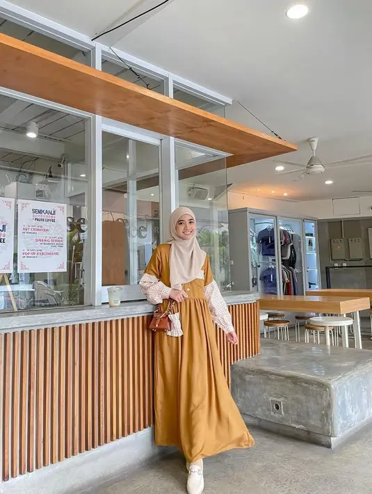 Tampil manis dengan model gamis two tone seperti yang dikenakan selebgram Richa Etika Ulhaq. (Instagram/richaeu).