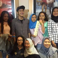 Dimas Anggara menemani penggemar nonton London Love Story 2 (Screenplay)