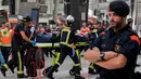 Seorang penumpang yang terluka dibawa pergi dengan tandu dari sebuah stasiun kereta api di Barcelona, Spanyol, Jumat (28/7). Pejabat pemerintah Catalan mengatakan bahwa 54 orang dirawat karena luka-luka akibat musibah tersebut. (AP Photo/Adrian Quiroga)