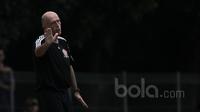 Pelatih PS TNI, Laurent Hatton pada laga uji coba di GOR Ahmad Yani, Cilangkap, Minggu (9/4/2017). PS TNI bermain imbang lawan Persija. (Bola.com/Nicklas Hanoatubun)