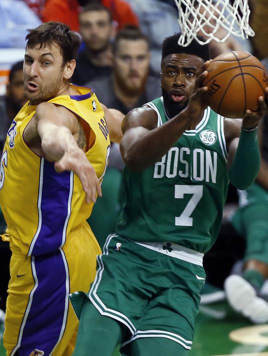 Pemain Boston Celtics, Jaylen Brown (7) mencoba memasukan bola saat diadang pemain Lakers, Andrew Bogut pada laga NBA basketball game di TD Garden, Boston, (8/11/2017). Celtics menang 107-96. (AP/Winslow Townson)