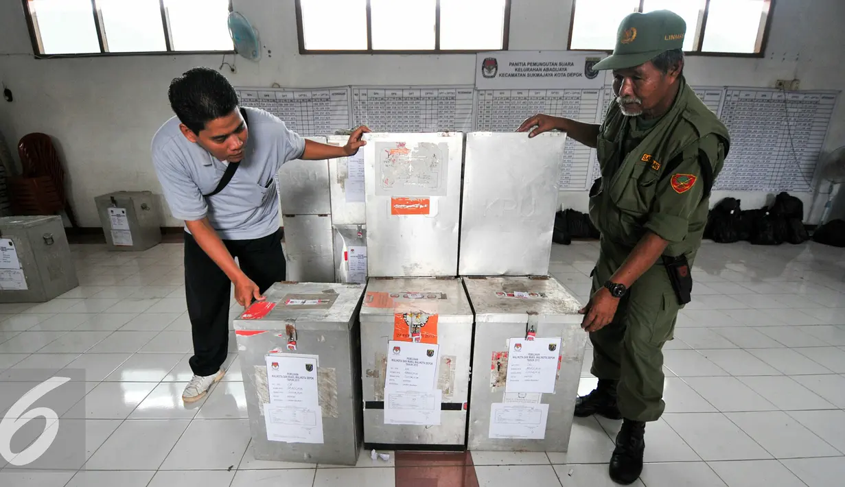 Petugas KPU Merapihkan kotak suara yang berada di kelurahan Sukmajaya, Depok untuk Pilkada serentak, Depok, Selasa (8/12). Distribusi logistik Pemilihan Kepala Daerah (Pilkada) Kota Depok berjalan lancar dan aman. (Liputan6.com/Yoppy Renato)