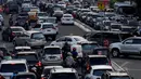 Ratusan kendaraan memadati persimpangan Jalan Medan Merdeka Timur, Jakarta, Rabu (14/1/2015). (Liputan6.com/Faizal Fanani)