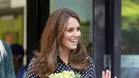 Motif polkadot berhasil hadirkan pesona gaya yang sempurna pada Kate Middleton. (Foto: Instagram/ KensingtonRoyals)