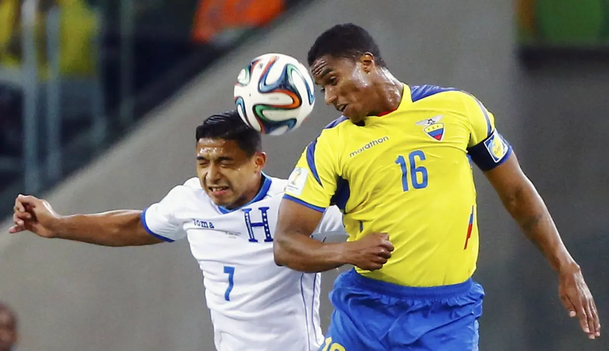 Emilio Izaguirre (Honduras - kiri) berebut bola dengan Antonio Valencia (Ekuador) saat berlaga di penyisihan Piala Dunia 2014 di Stadion Baixada, Curitiba, Brasil, (21/6/2014). (REUTERS/Stefano Rellandini)