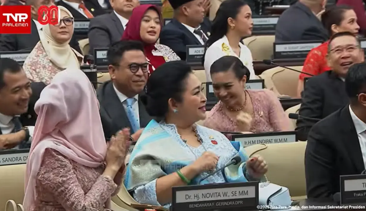 Titiek Soeharto kenakan kebaya kutubaru baby blue. Dipadu dengan kain songket sebagai bawahan dan selendang bahu. Lengkapi busananya, Titiek Soeharto kenakan kalung dan handbag silver [YouTube Sekretariat Presiden]