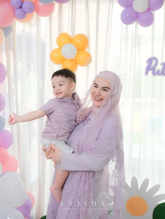 Momen akikah pasangan selebritis ini diunggah di akun Instagram. Penampilan Irish Bella ini juga tak luput dari perhatian. (Instagram/_irishbella_).