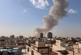 Asap membubung di cakrawala setelah ledakan di Teheran, Iran, Sabtu, 28 Februari 2026. (Foto AP)