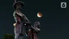 Proses terjadinya gerhana bulan terlihat dari kawasan Patung Pahlawan atau Tugu Tani, Jakarta, Rabu (26/5/2021). Badan Meteorologi Klimatologi Geofisika (BMKG) menyebutkan pada hari ini, Rabu (26/5) terjadi fenomena alam gerhana bulan atau super blood moon. (Liputan6.com/Helmi Fithriansyah)