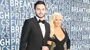 Penyanyi Christina Aguilera berpose dengan Matthew Rutler saat menghadiri Breakthrough Prize Ceremony 2016 di California, Amerika Serikat, (8/11/2015).  Penyanyi 34 tahun ini mengenakan gaun hitam dengan memperlihatkan belahan dada.  (AFP/ Kimberly Putih)