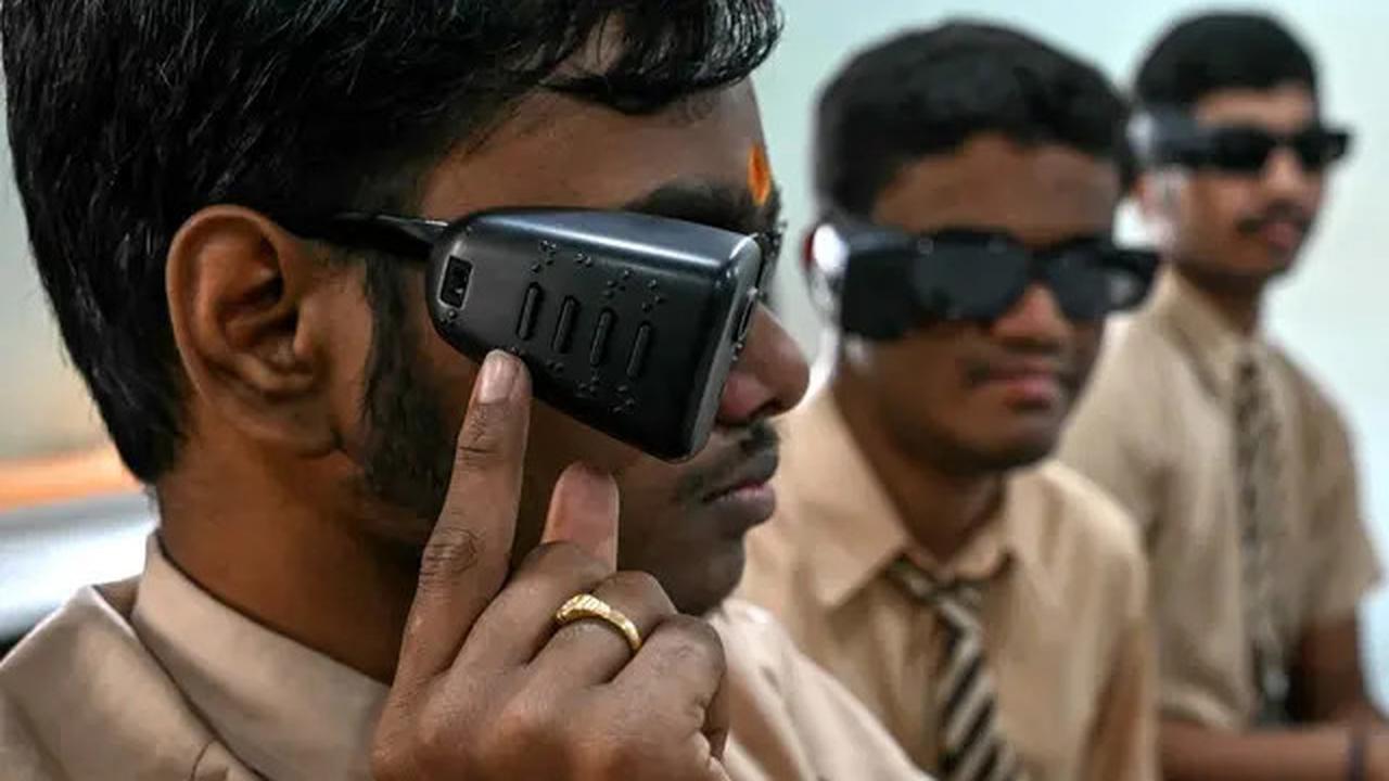 Siswa Disabilitas Netra di India Jalani Pelatihan Penggunaan Kacamata Berteknologi AI