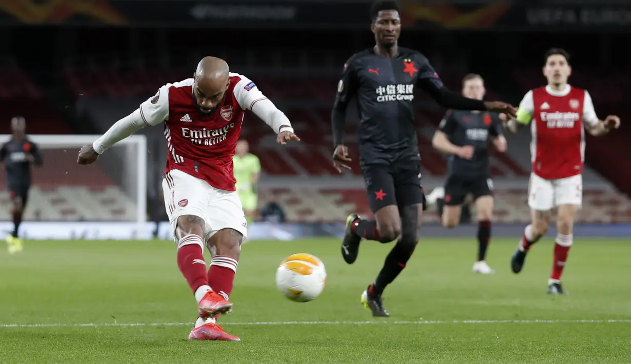 Penyerang Arsenal, Alexandre Lacazette menembak bola saat bertanding melawan Slavia Praha pada pertandingan leg pertama perempat final Liga Europa di Stadion Emirates di London, Jumat (9/4/2021). Arsenal bermain imbang atas Slavia Praha 1-1.  (AP Photo/Alastair Grant)