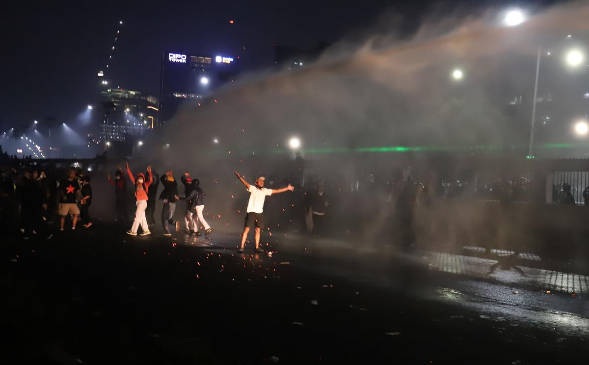 Water Cannon Bubarkan Massa di Gerbang DPR