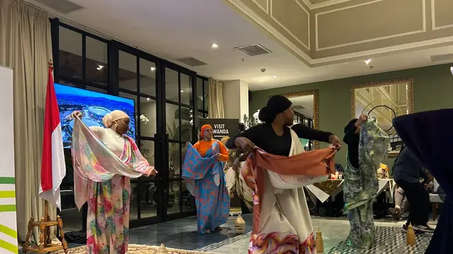 Tarian dan nyanyian tradisional turut menjadi bagian dari perayaan Umuganura.
