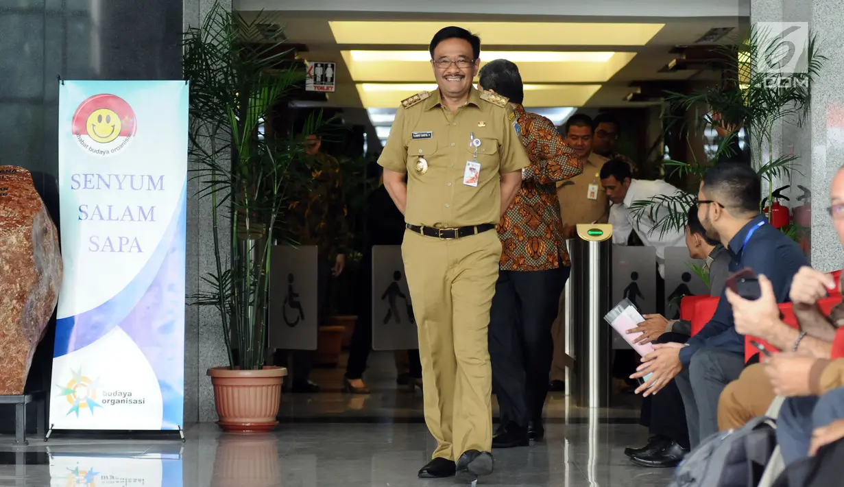 Gubernur DKI Jakarta Djarot Saiful Hidayat saat meninggalkan gedung KPK, Jakarta, Senin (25/9). Kedatangan Djarot untuk menandatangani nota kesepahaman (MoU) terkait pajak dan retribusi bersama KPK. (Liputan6.com/Helmi Fithriansyah)