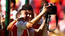 Santi Cazorla dan Alex Oxlade-Chamberlain selfie setelah pertandingan Community Shield 2015 di Stadion Wembley, Inggris. Minggu (2/8/2015) malam WIB. (Action Images via Reuters/John Sibley)