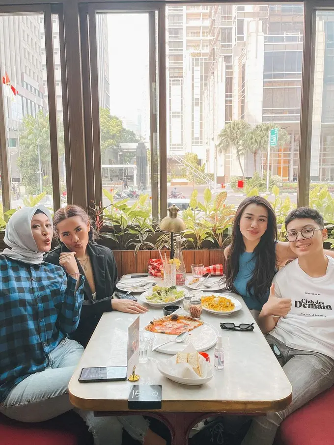 [Fimela] Angelina Sondakh dan Anak-anak