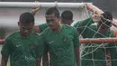 Bek Timnas Indonesia U-22, Ricky Fajrin berbincang dengan Saddil Ramdani, usai latihan jelang SEA Games 2017 Malaysia di Stadion I Wayan Dipta, Bali, Sabtu (8/7/2017). (Bola.com/Vitalis Yogi Trisna)