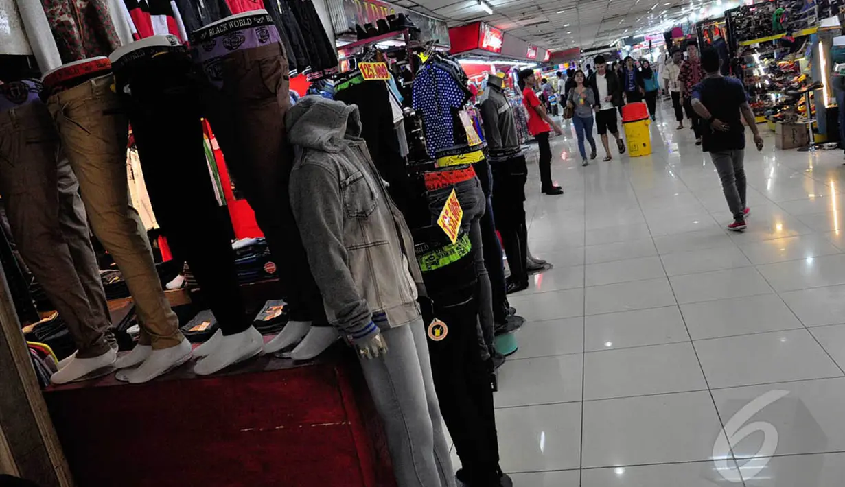 Suasana pusat perbelanjaan kawasan Blok M usai libur Lebaran, Jumat (1/8/14). (Liputan6.com/Faizal Fanani) 
