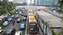 Adanya penyempitan jalan imbas dari proyek pembangunan jalur MRT menyebabkan arus busway dari Bundaran HI dialihkan ke arus contraflow hingga depan EX Plaza, Jakarta, Rabu (4/6/14). (Liputan6.com/Johan Tallo)
