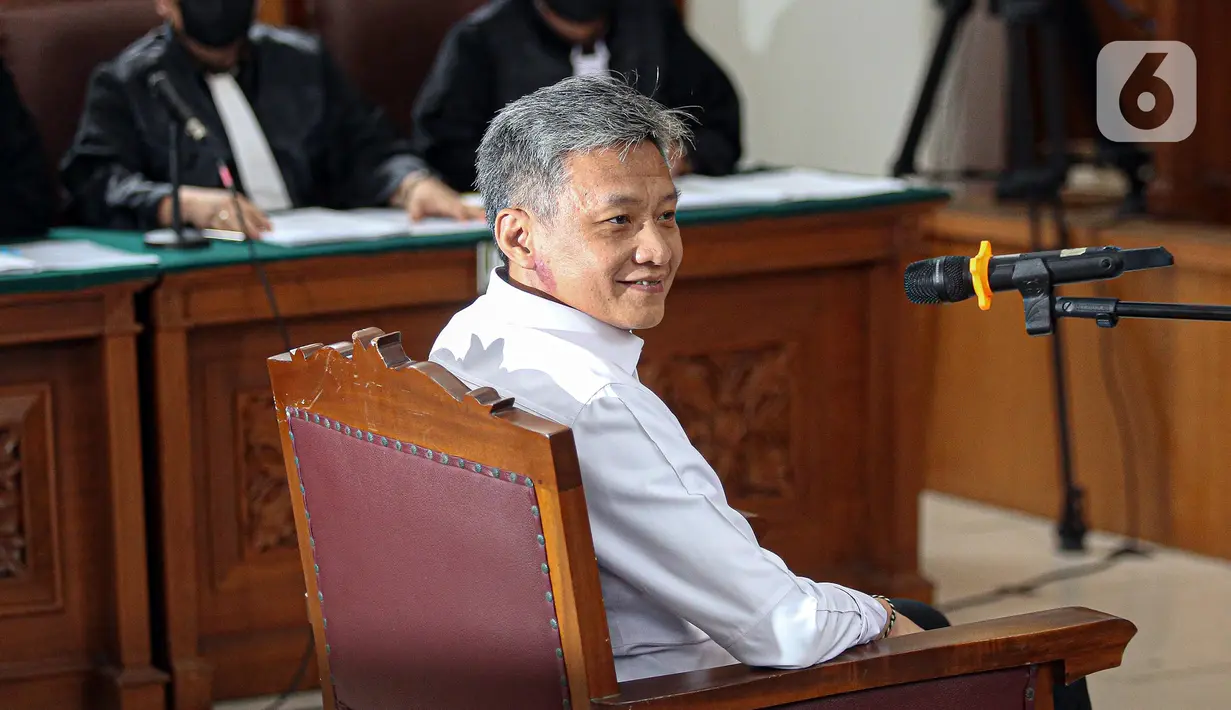 Mantan Kepala Biro Pengamanan Internal (Karo Paminal) Divisi Profesi dan Pengamanan (Propam) Polri Brigjen Hendra Kurniawan menjalani sidang perdana di Pengadilan Negeri Jakarta, Rabu (19/10/2022). Hendra menjalani sidang dengan agenda pembacaan surat dakwaan kasus obstruction of justice atau perintangan proses penyidikan terkait perkara dugaan pembunuhan berencana terhadap Nofriansyah Yosua Hutabarat atau Brigadir J. (Liputan6.com/Faizal Fanani)