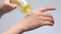 Mana yang Tepat untuk Menghidrasi Kulit, dari Body Serum hingga Body Oil