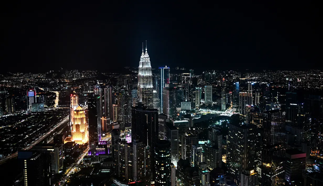 Gambar pada 14 Februari 2019 menunjukkan Menara Kembar Petronas dan cakrawala kota yang terlihat dari dek observasi Menara Kuala Lumpur di ibu kota Malaysia. Dari sini pengunjung bisa mengamati segala penjuru kota Kuala Lumpur. (Mohd RASFAN / AFP)